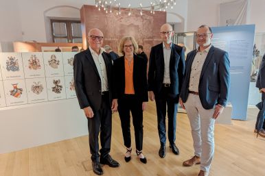 (v.l.n.r.): Der stellvertretende Landrat Hans-Bernd Janzen (Kreis Paderborn) mit dem Kuratoren-Team: Museumsleiterin Kirsten John-Stucke, Dr. Erik Beck (wissenschaftlicher Mitarbeiter) und Daniel Götte (wissenschaftlicher Volontär)